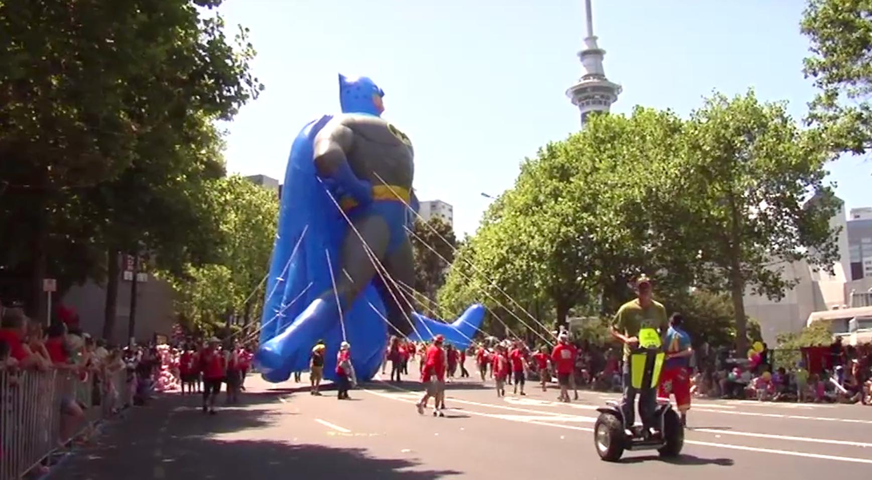 http://media.nzherald.co.nz/webcontent/image/jpg/201348/santa parade.jpg